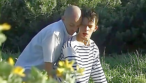 Hawt sweetheart gives head