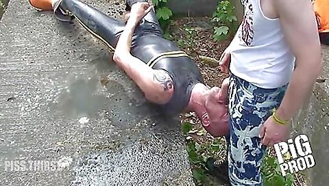 Married guy with her feet in the park