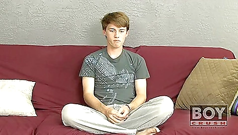 Blonde cutie's tight ass gets face